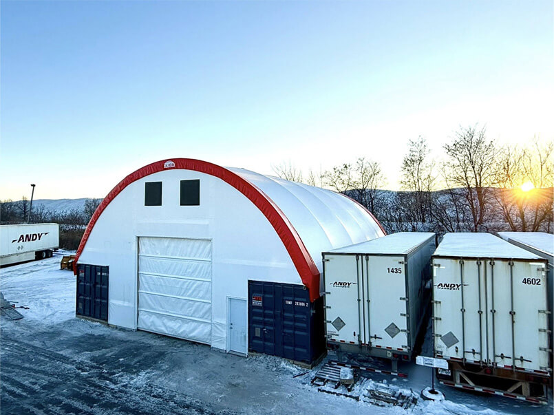 Bâtiment en toile avec charpente d’acier galvanisé utilisé pour l’entreposage et le transport
