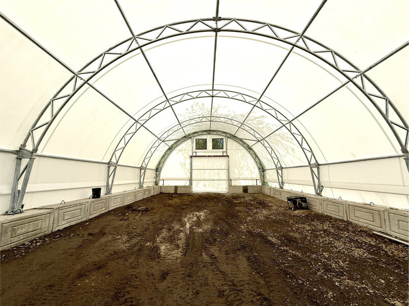 Intérieur d’un bâtiment en toile avec charpente d’acier galvanisé
